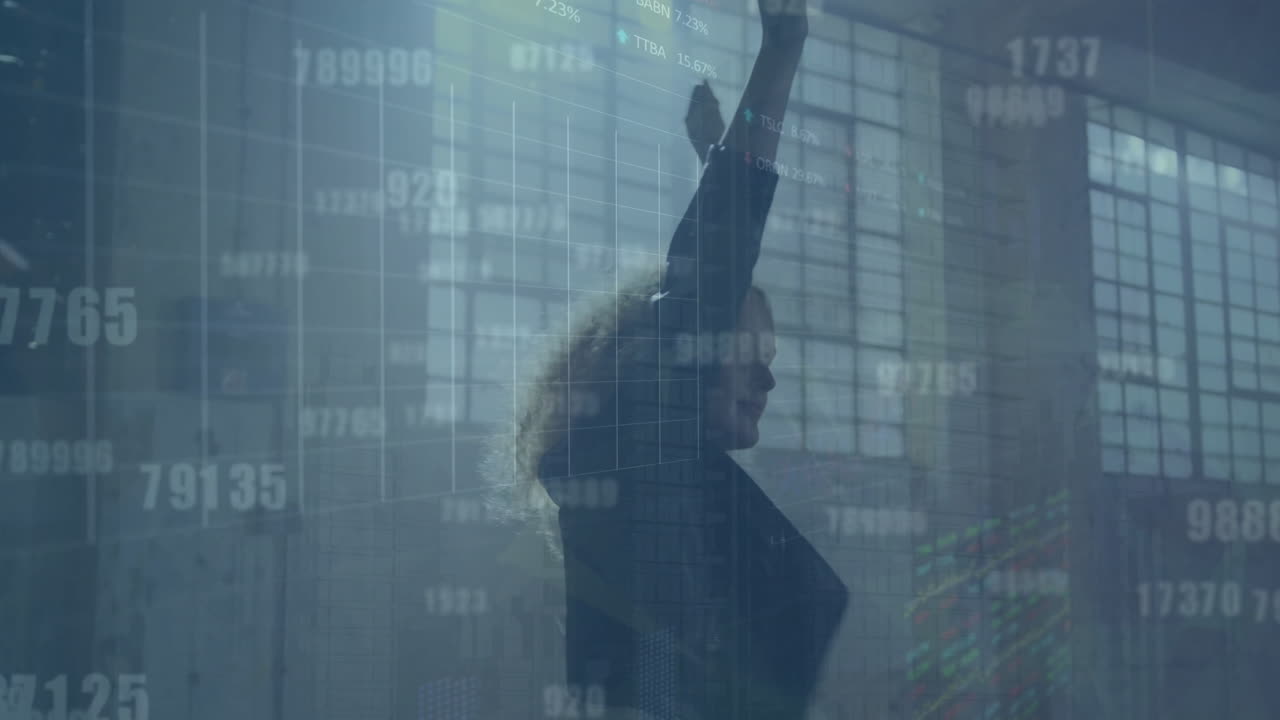 animación de gráficos y números cambiantes sobre una mujer biracial bailando con un palo brillante