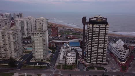 Edificios-Altos-Cerca-De-La-Playa-En-Un-Día-Nublado