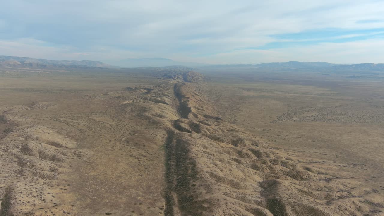 캘리포니아 중부의 카리조 평원에 있는 산 안드레아스 지진 단층의 극적인 공중