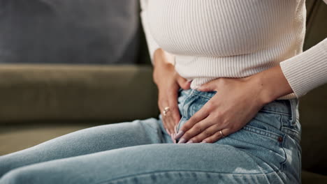 mujer con dolor de estómago