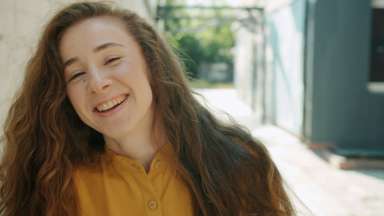 밖에서 웃는 행복한 여자