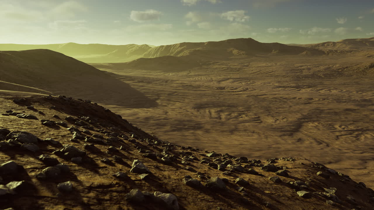 impresionante vista del paisaje de terreno rocoso bajo la luz dorada del sol al anochecer