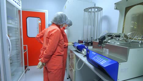 los trabajadores de la fabricación farmacéutica comprueban el equipo de la fábrica