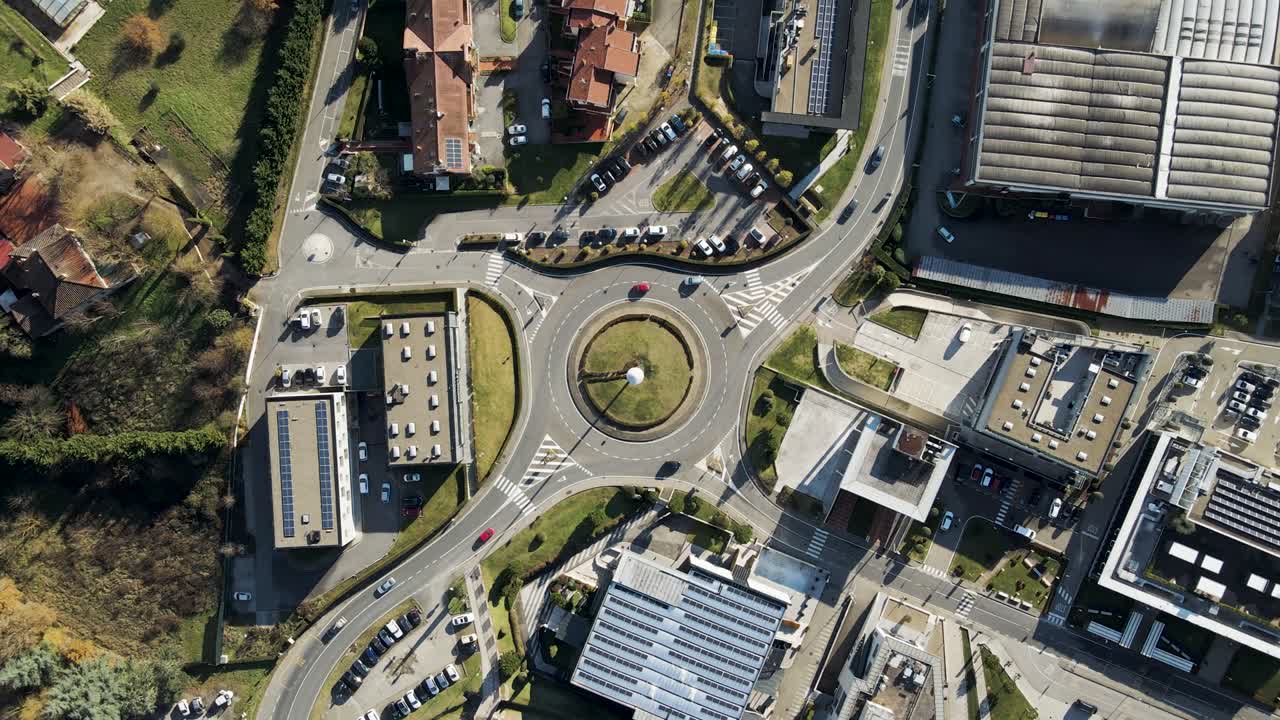 vista aérea de los vehículos que conducen por la rotonda, reggello, florencia, italia.