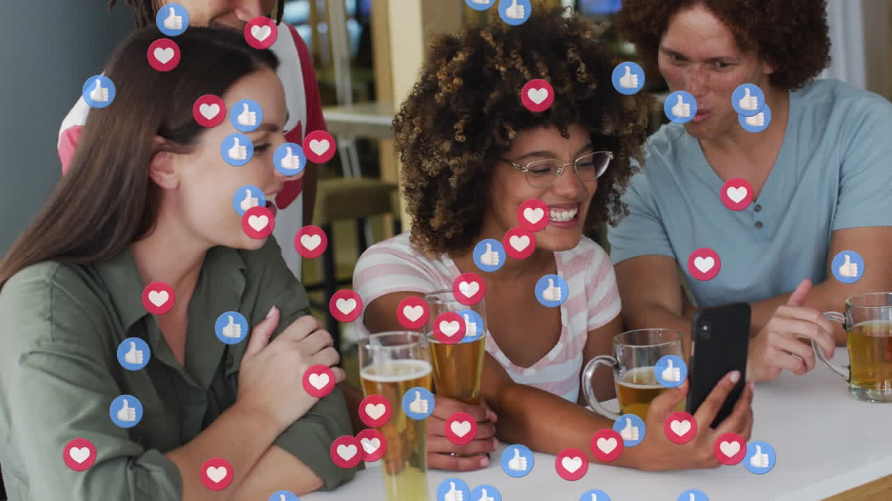 animación de iconos de redes sociales sobre un grupo de amigos diversos disfrutando de cervezas y teniendo una videoconferencia