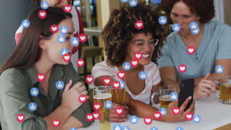 Animation-Von-Social-Media-Symbolen-über-Einer-Gruppe-Unterschiedlicher-Freunde,-Die-Bier-Genießen-Und-Einen-Videoanruf-Tätigen