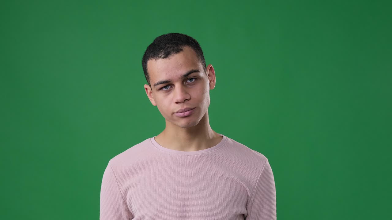 hombre arrepentido de su maldad sobre el fondo verde