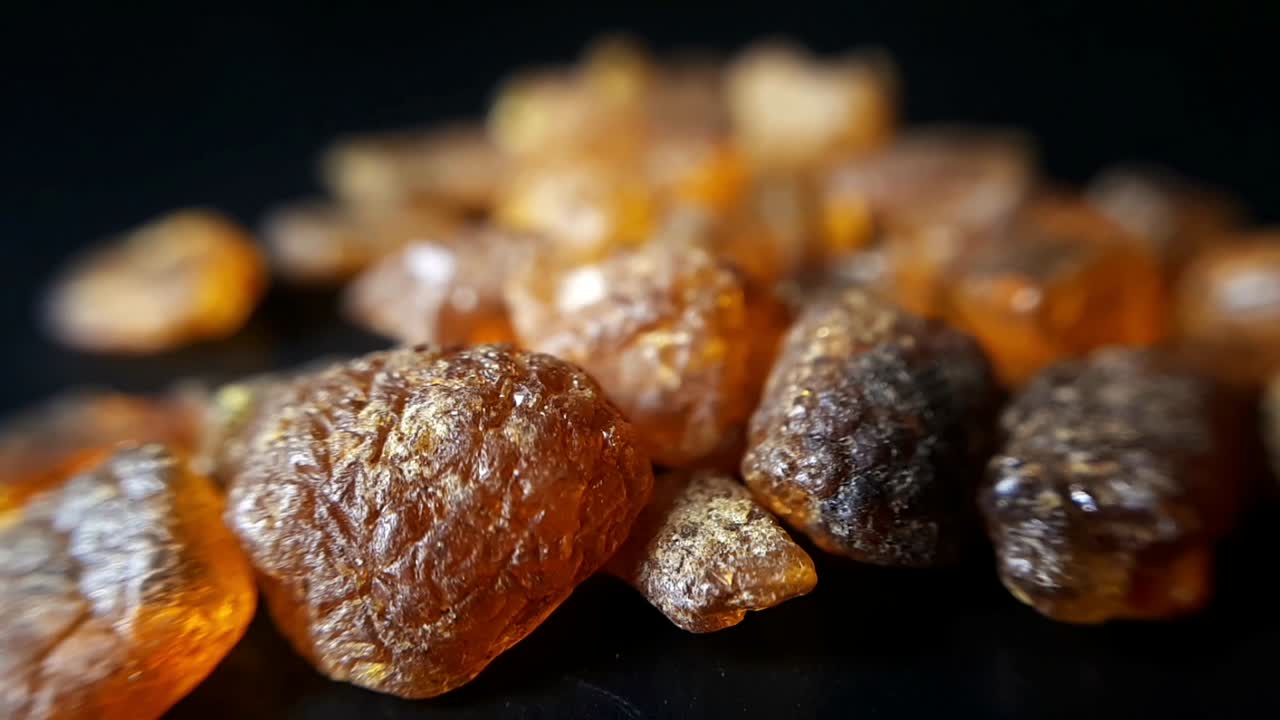 piedras naturales de ámbar báltico sobre un fondo negro-7