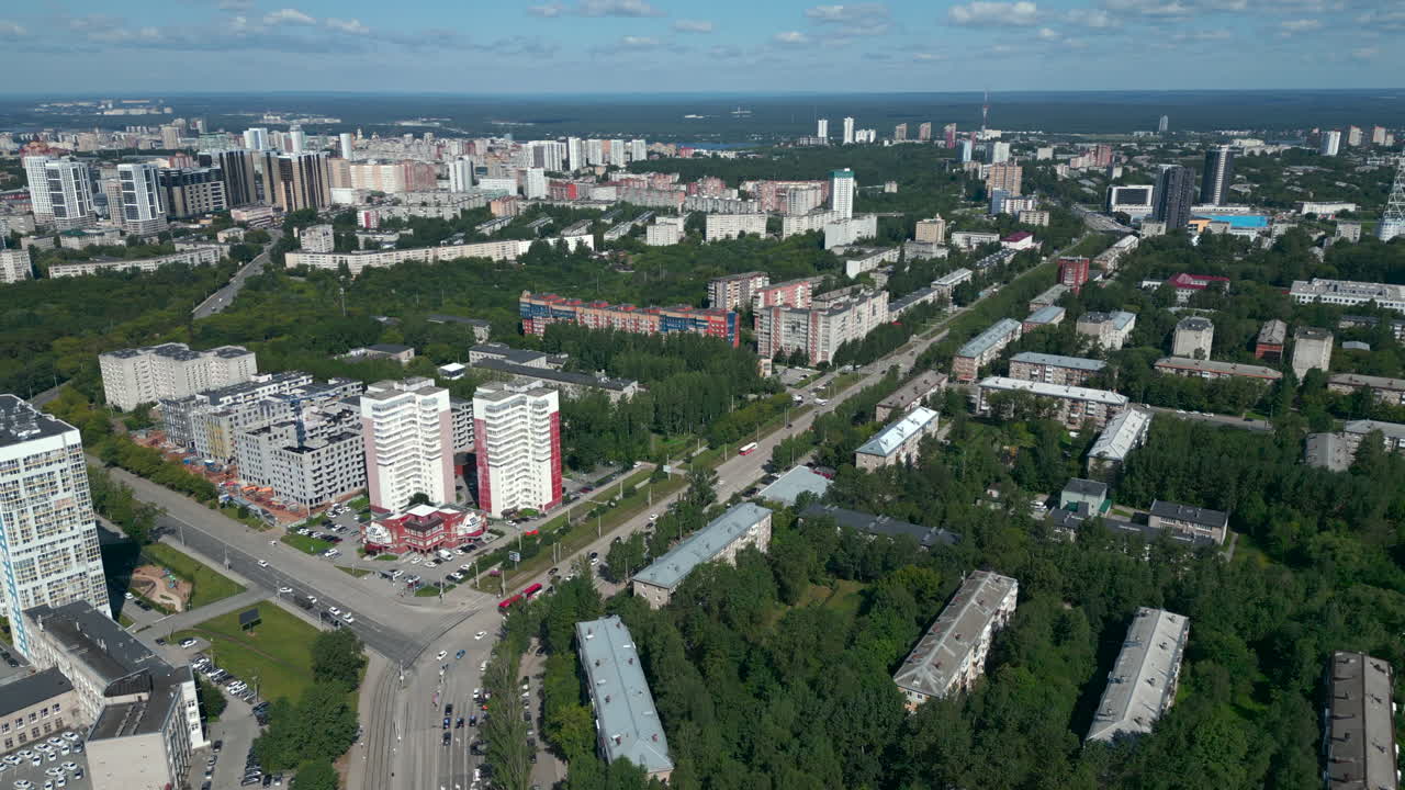 Панорамный вид на город с зданиями и зеленью