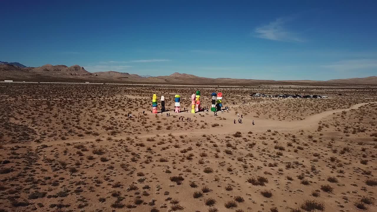 gente en siete montañas mágicas en el desierto de mojave, nevada, estados unidos
