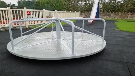 movimiento lento vacío girando niños patio de recreo carrusel girando en el parque de atracciones público