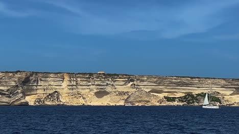 Segelboot-Segelt-Auf-Gekräuselter-Meeresoberfläche-Entlang