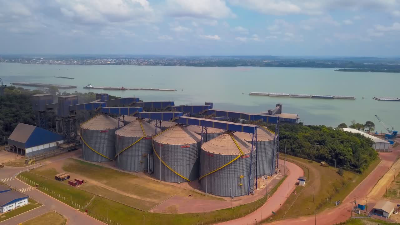 soja almacenada en silos de grano en el puerto
