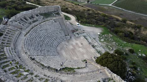 aufsteigende antenne über einem antiken griechischen theater mit seinen stufen und seiner bühne