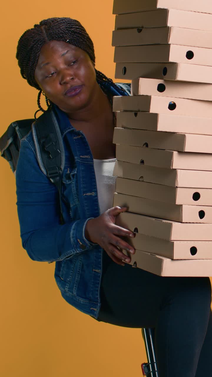 Wanita Kewalahan dengan Pengiriman Pizza
