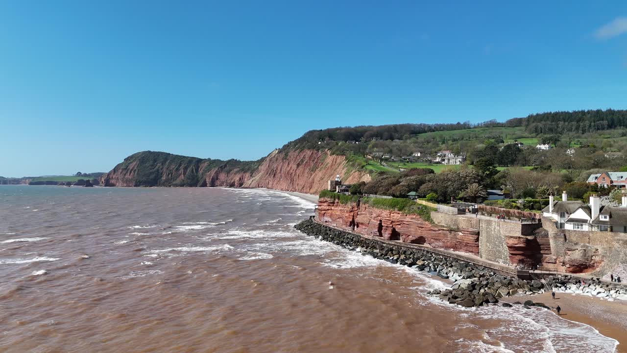 Vista de drone das falésias costeiras vermelhas de Sidmouth Connaught Gardens