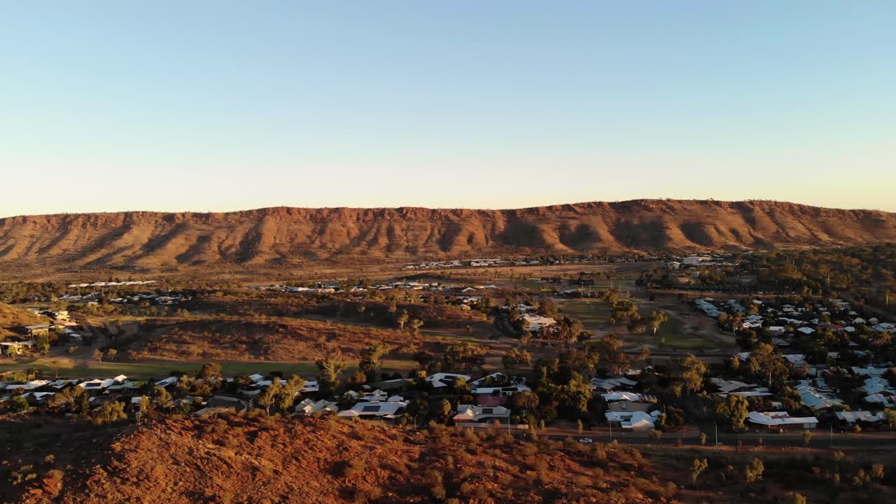 오스트레일리아 앨리스 스프링스의 산과 마을의 왼쪽 트럭 드론