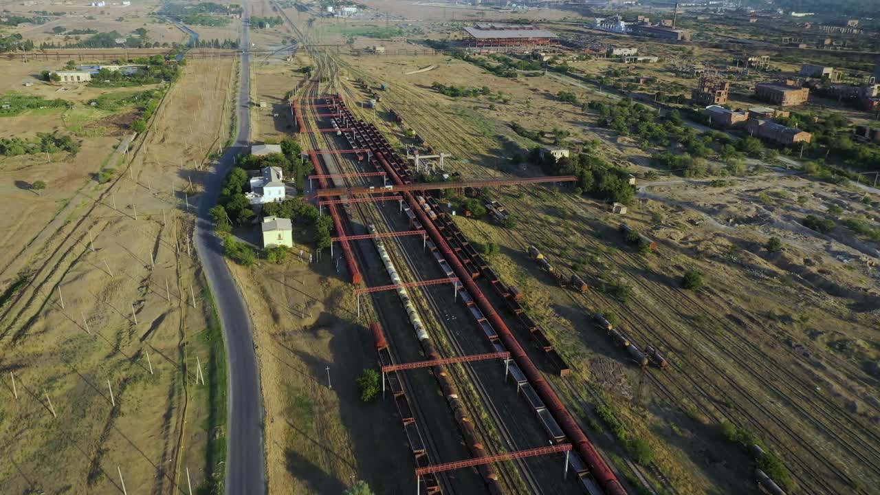 топливный поезд проезжает мимо железнодорожной станции в рустави, грузия