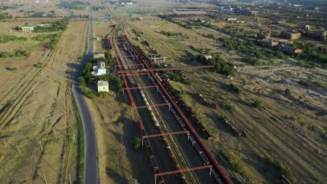 tren de combustible pasando por la estación de tren en rustavi, georgia