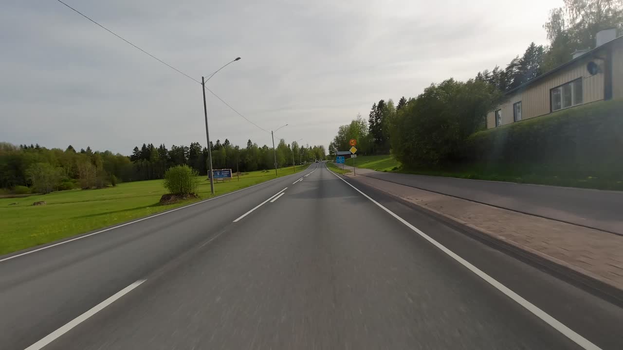 도로 를 따라 운전 할 때, 자동차 의 행렬 이 저 를 동반 하고 있습니다.