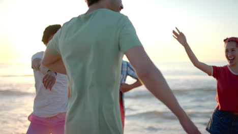 Diversos-Adultos-Jóvenes-Disfrutan-De-Una-Vibrante-Excursión-A-La-Playa-Al-Atardecer