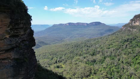 Drone-flight-into-the-valley-of-Blue-Mountains-Nationalpark,-NSW-Australia