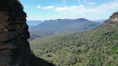 Vuelo-De-Drones-En-El-Parque-Nacional-Del-Valle-De-Las-Montañas-Azules,-Nsw,-Australia