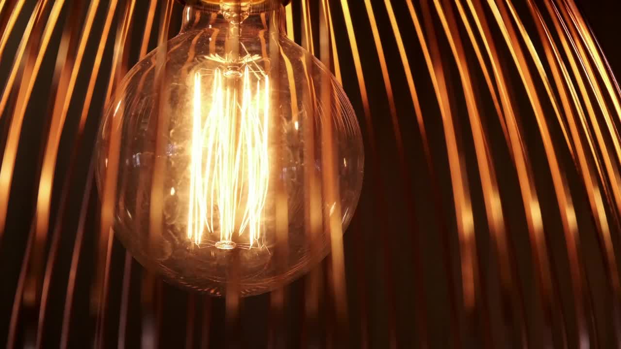 bombilla con filamento parpadeante debido a la frecuencia de la corriente eléctrica y la velocidad de obturación de la cámara