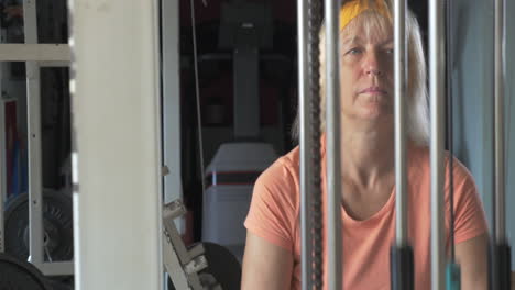 mujer mayor que hace ejercicio en el gimnasio
