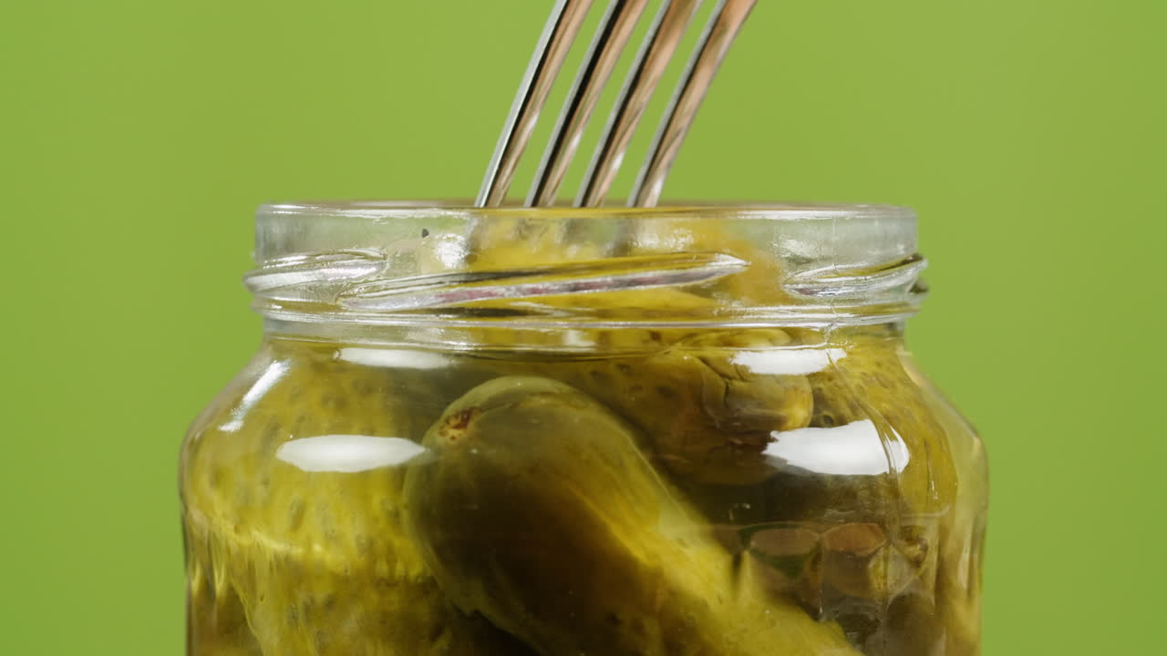 항아리에 절인 오이