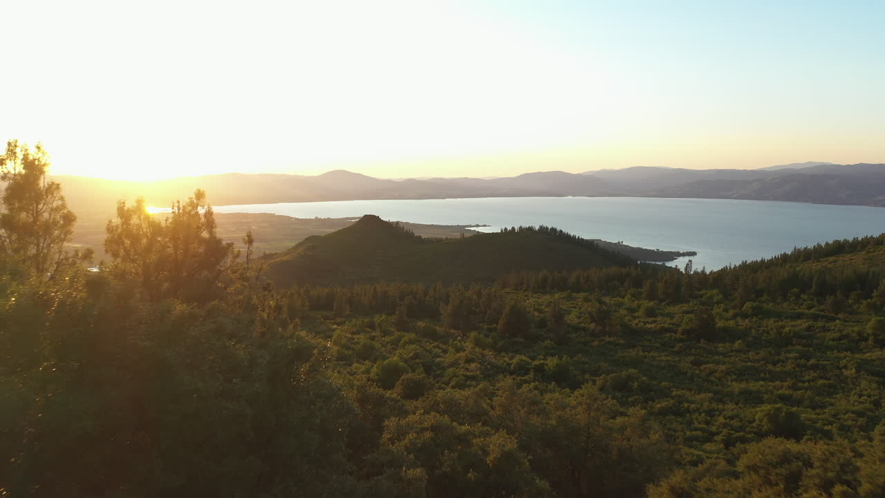 캘리포니아 주 켈시빌에 있는 코녹티 산 옆에 있는 맑은 호수의 항공 영상