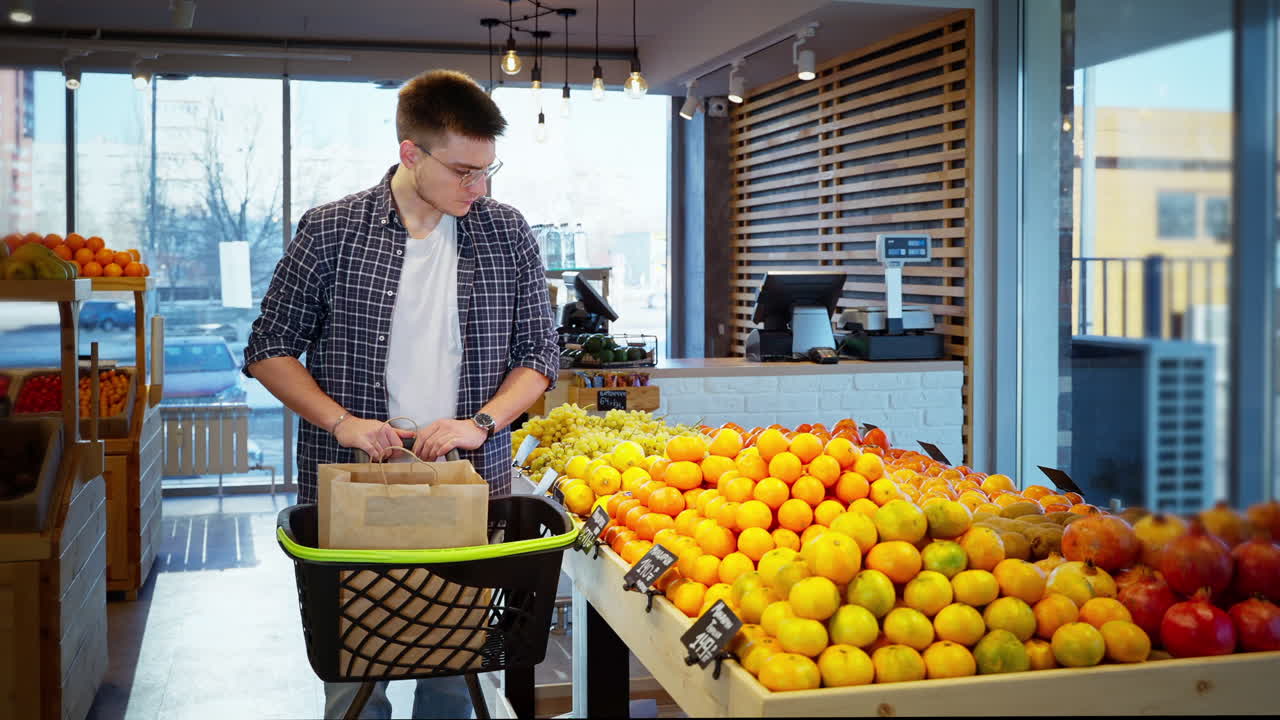 Homme faisant ses courses de fruits au supermarché