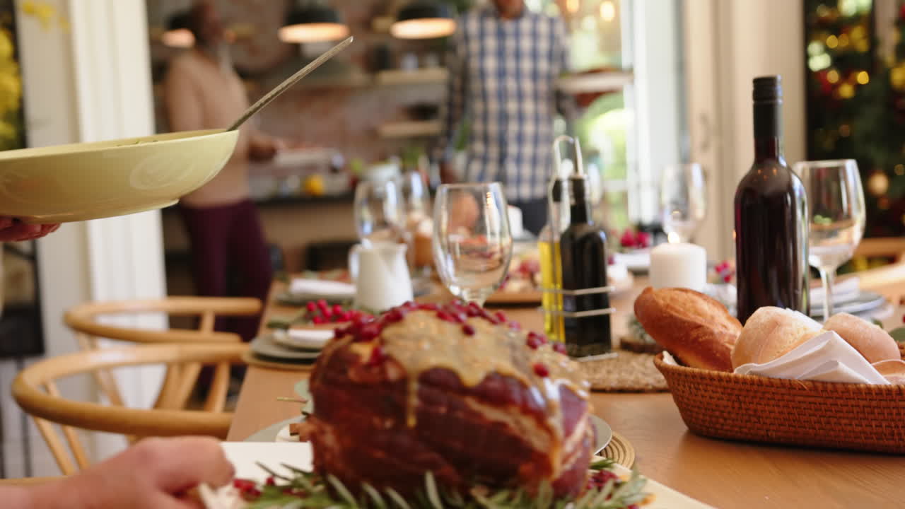 diversos amigos y amigas felices de edad avanzada colocando comida en la mesa del comedor de navidad, cámara lenta