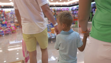 familia caminando en la tienda de juguetes