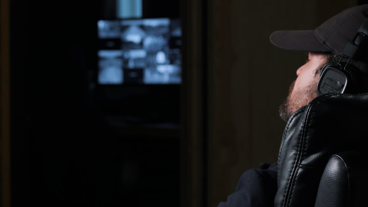 guardia de seguridad durmiendo en el trabajo, vista trasera