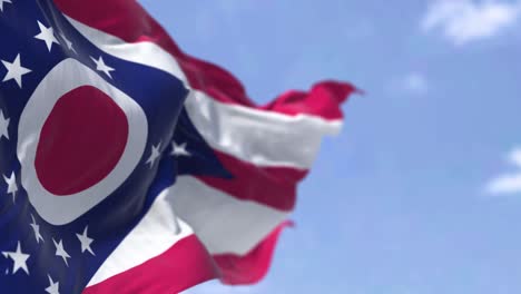 la bandera del estado de ohio ondeando en el viento.