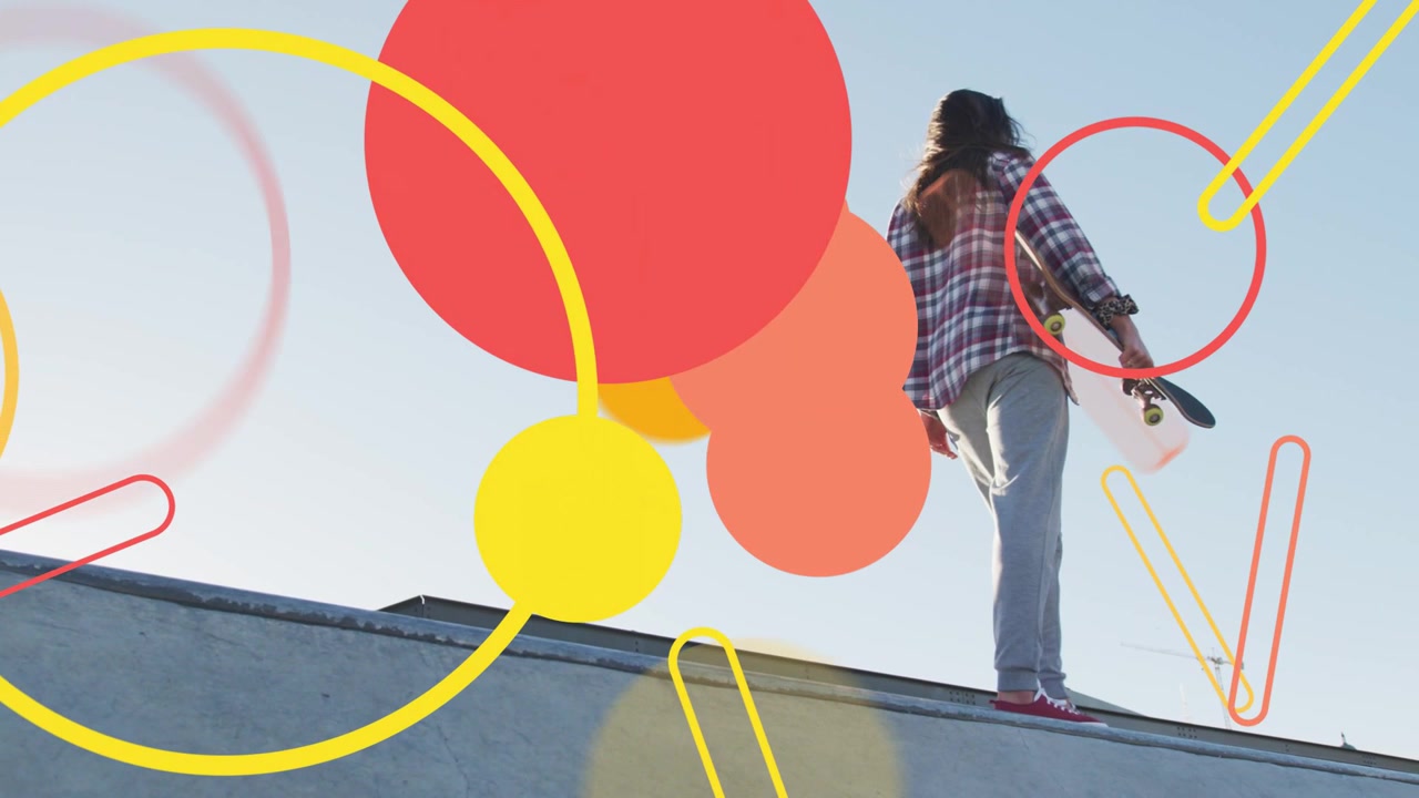 Mulher com skate caminhando na borda, dando passos e criando formas que se elevam em um tom âmbar, desvanecendo para anúncios.