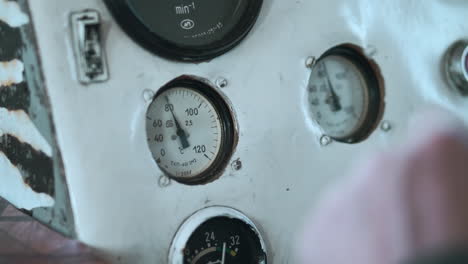 tablero de instrumentos industrial de época con medidores