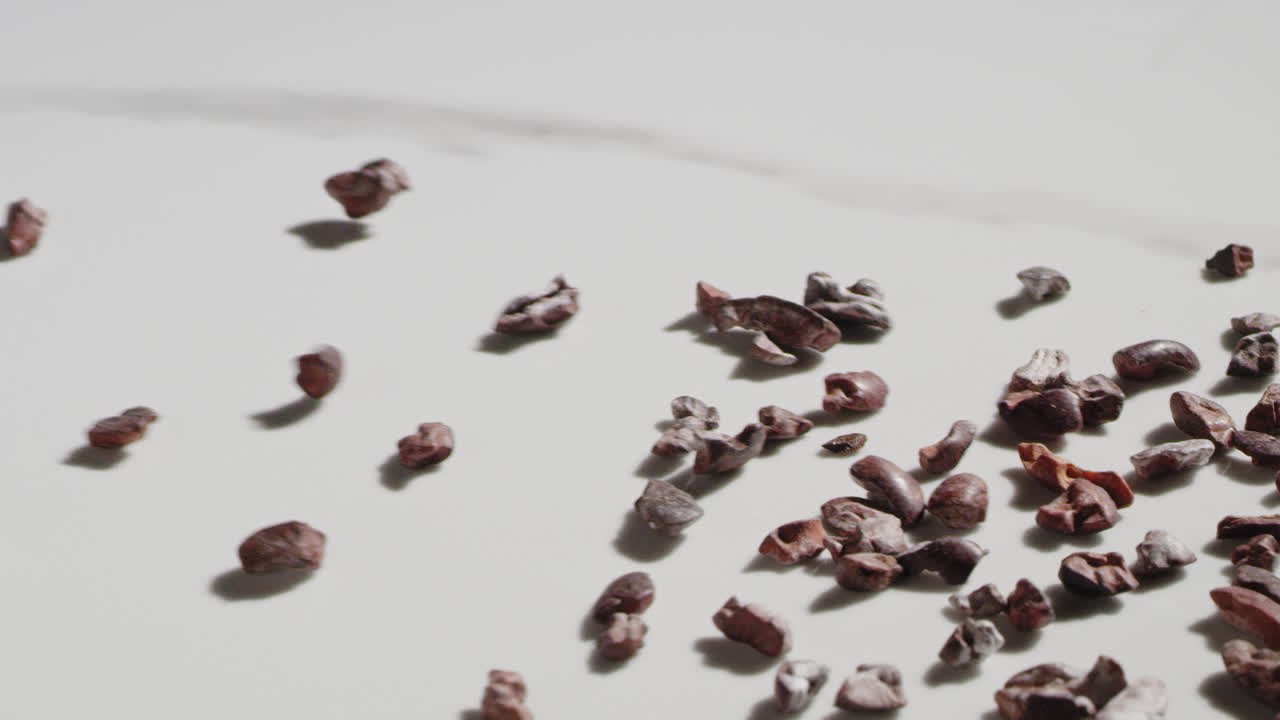 puntas de cacao deslizándose y rebotando sobre una encimera