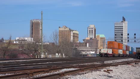 Un-Tren-De-Carga-Se-Dirige-Al-Centro-De-Birmingham,-Alabama.