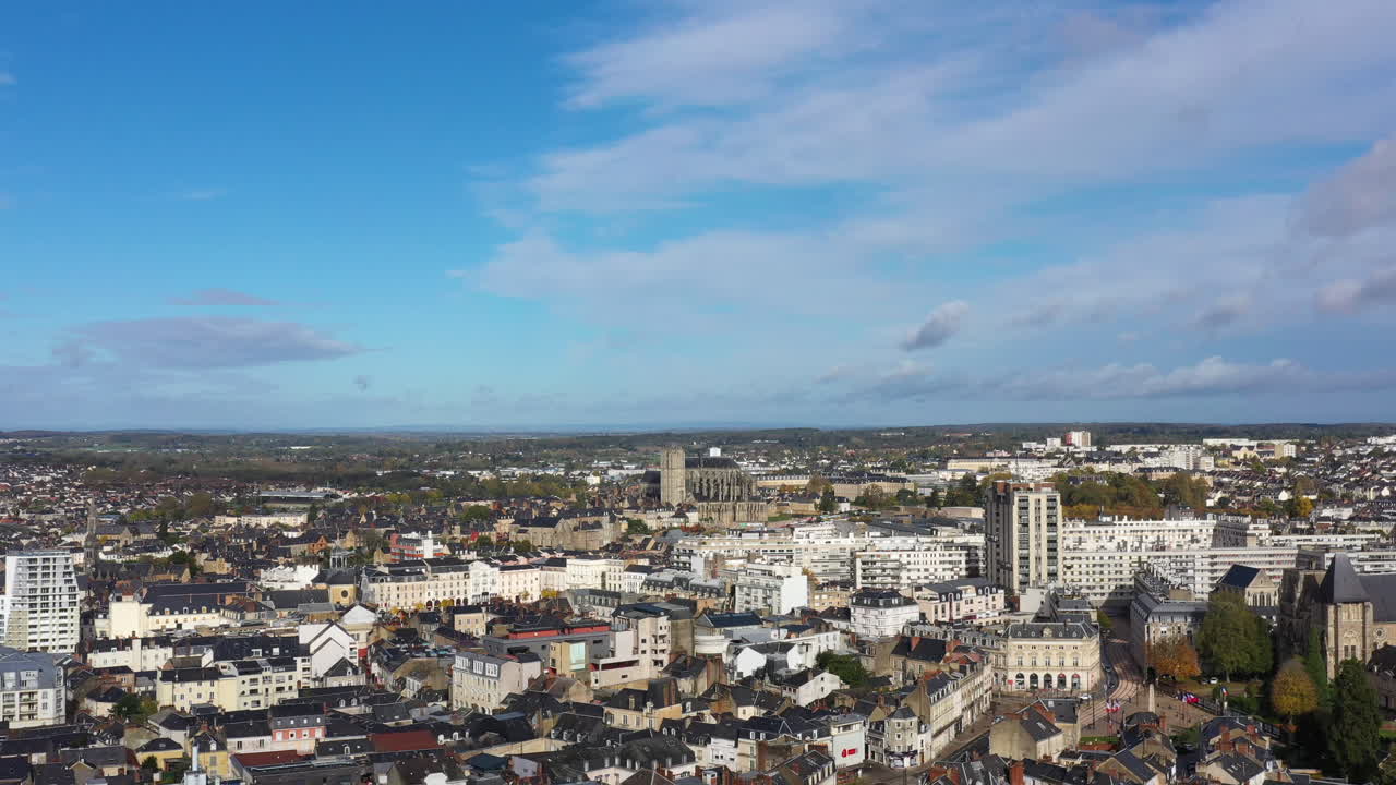은 날 르 만의 공중 풍경 프랑스 사르테 부서 주거 건물