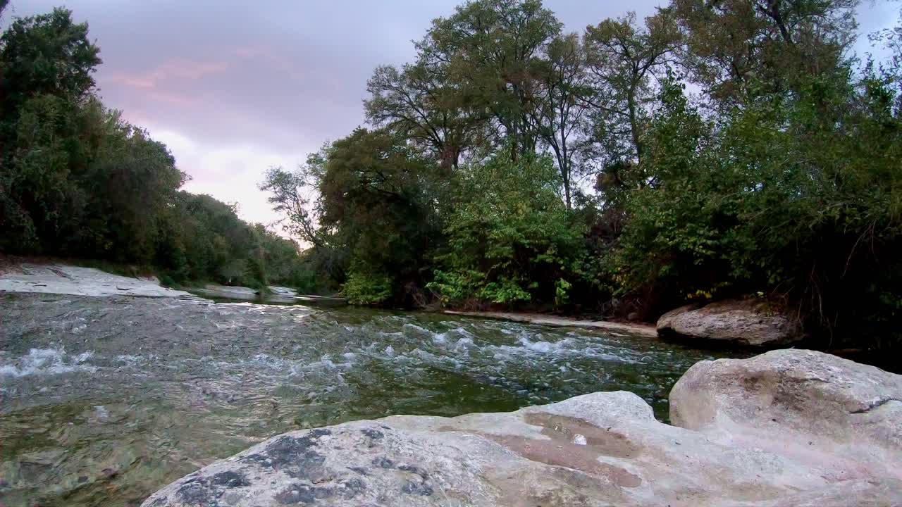 mirando hacia la puesta de sol con coloridas nubes rosas