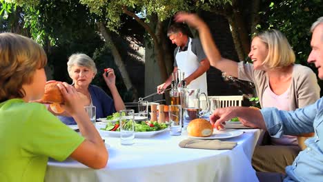 la familia esperando la barbacoa