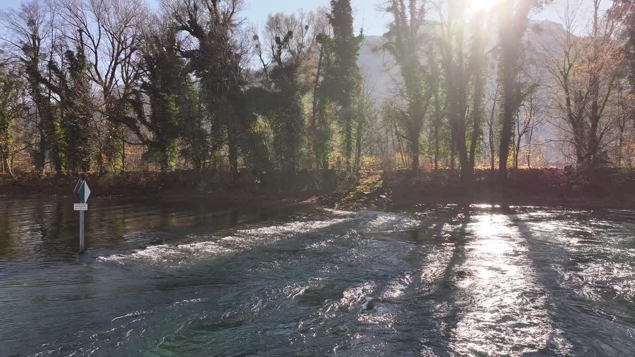 herbst-flusslandschaft mit reflexionen