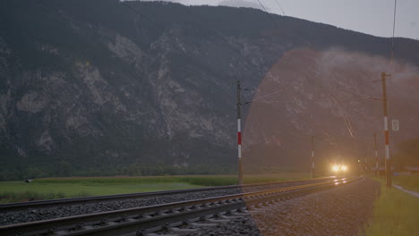 el tren del crepúsculo se acerca.