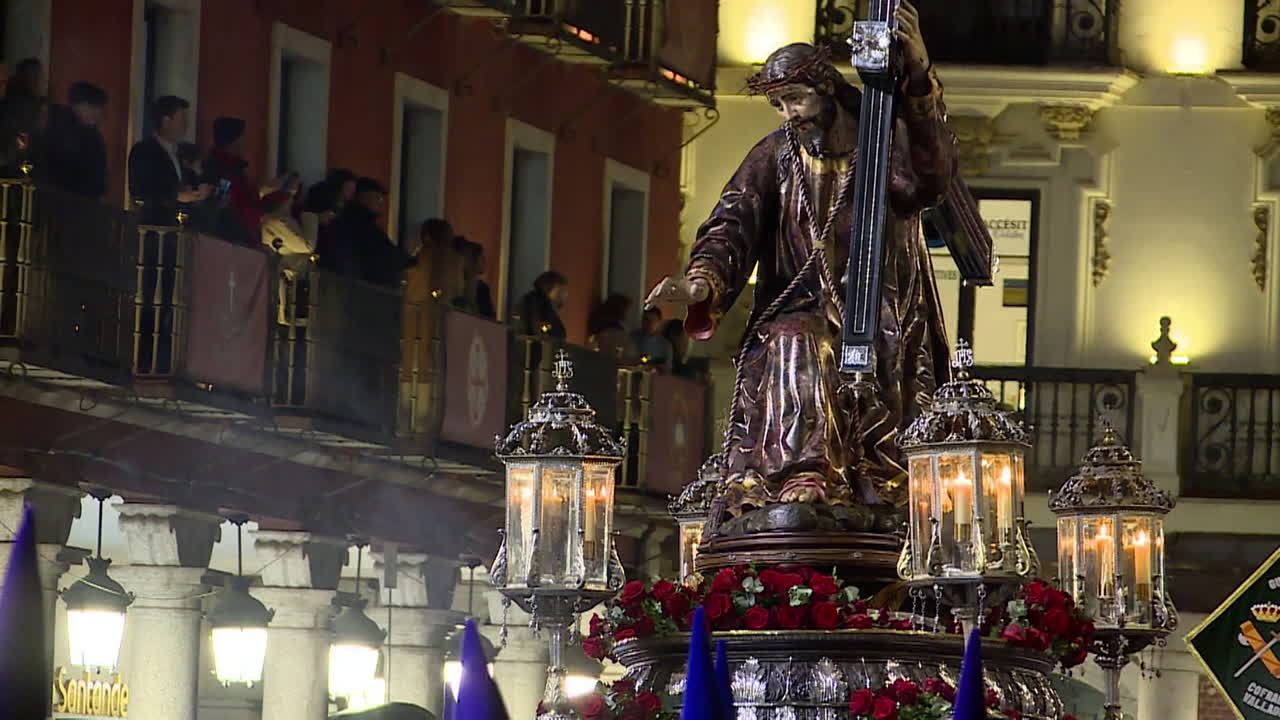 procesión religiosa en la noche