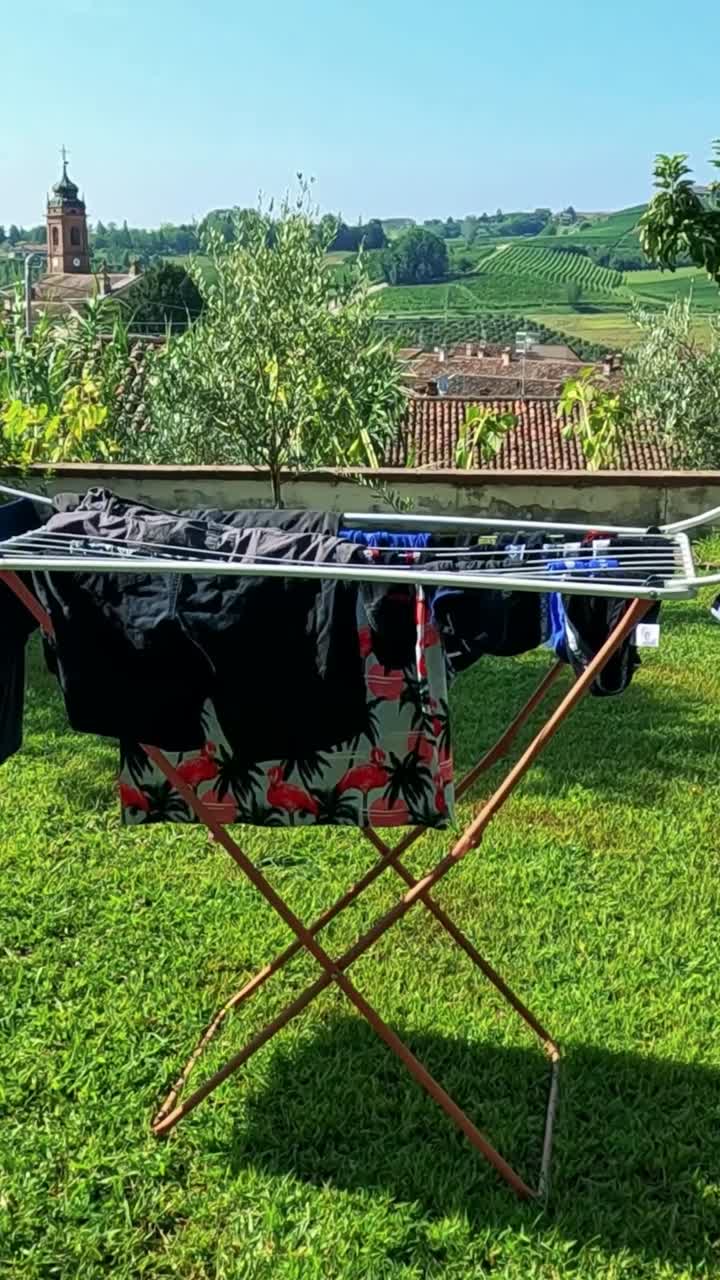 경치 좋은 포도 에 있는 랙 에 옷 이 건조 하고 있다