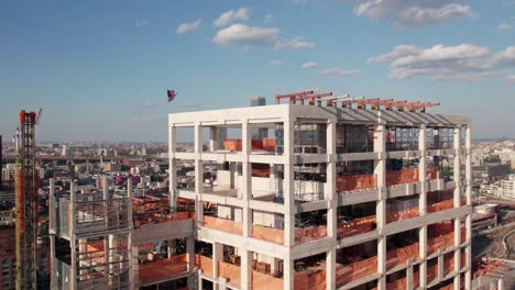 construcción de gran altura con una bandera estadounidense, nyc
