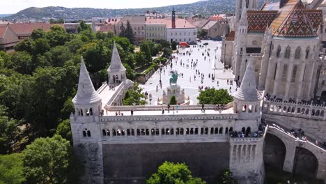 Fisherman's-Bastion,-Matthias-Church-and-Saint-Stephen-king's-statue-in-Budapest