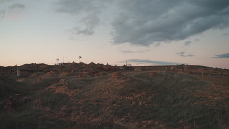 Blick-Auf-Alte-Gemauerte-Ofenschornsteine-Im-Ländlichen-Spanien-Mit-Weitläufiger-Landschaft